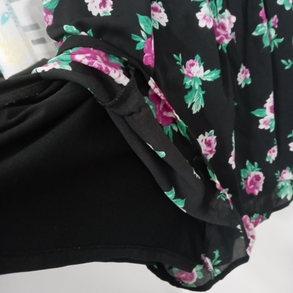 Forever 21 Women's Floral Romper. Spaghetti ?Straps - Picture 4 of 8